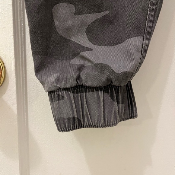 Holister camo pants, elastic waist hook closer - Picture 3 of 4